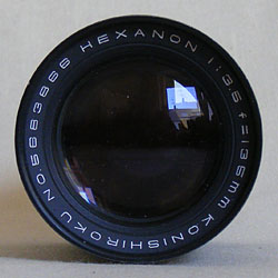 Konishiroku Hexanon 135 mm / 1:3,5 Preset front view